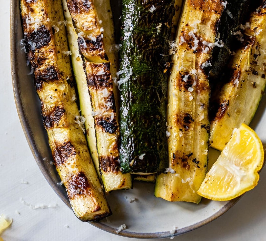 Grilēti cukini ar parmezāna sieru un garšaugiem